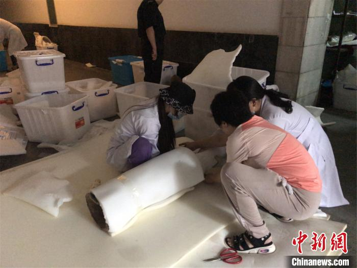 博物馆工作人员小心翼翼将文物打包　王励为　摄