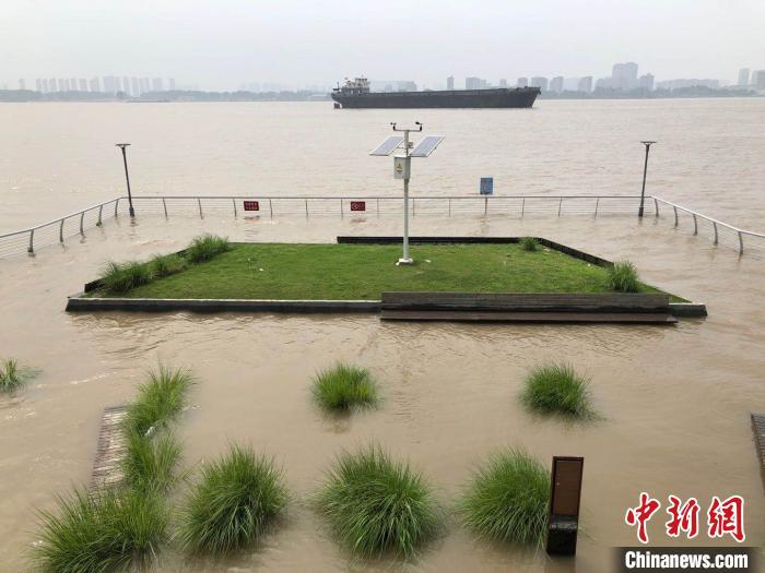 长江南京段水位继续上涨 闸门外排水堆沙袋