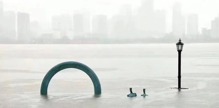 ▲7月7日9时，长江汉口站水位达到27.31米，今年首次超过警戒水位，位于武汉汉口江滩的雕像被上涨的江水淹没大半。图片来源：中国气象局