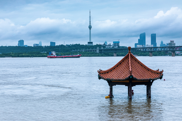 ▲7月6日，武昌江滩凉亭被淹没。图片来源：中国气象局