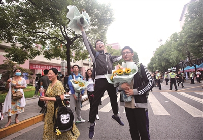  考生兴奋地跳起来。 徐培钦摄 视觉江苏网供图