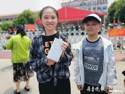 高考结束枣庄一暖心老爸：孩子要上大学了，给她买部新手机