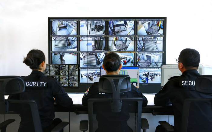 机场安检监察员随机对货物过检现场及判图员操作进行监督。首都机场集团公司供图