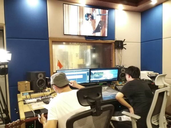 图说：刘捷在录音棚录《重登黄鹤楼》。袁贤良供图