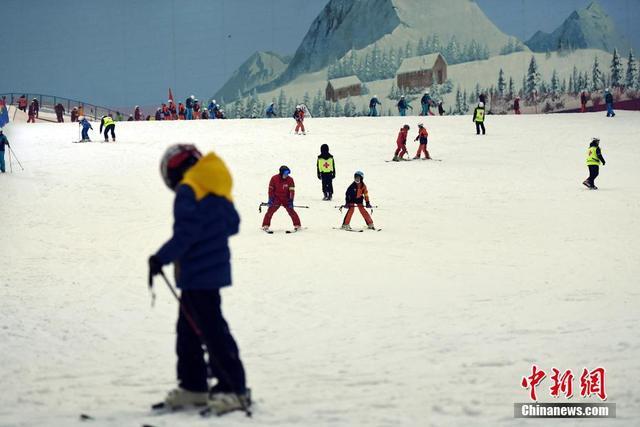 广州：民众滑雪消暑