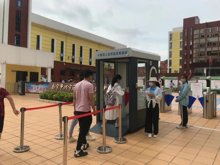 学校开设多个报名服务窗口！直击南宁市中小学新生统一报名首日