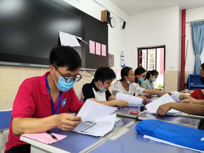 学校开设多个报名服务窗口！直击南宁市中小学新生统一报名首日