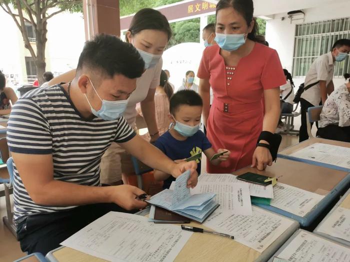 学校开设多个报名服务窗口！直击南宁市中小学新生统一报名首日