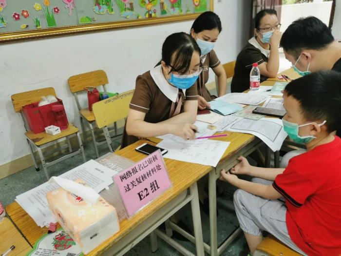 学校开设多个报名服务窗口！直击南宁市中小学新生统一报名首日