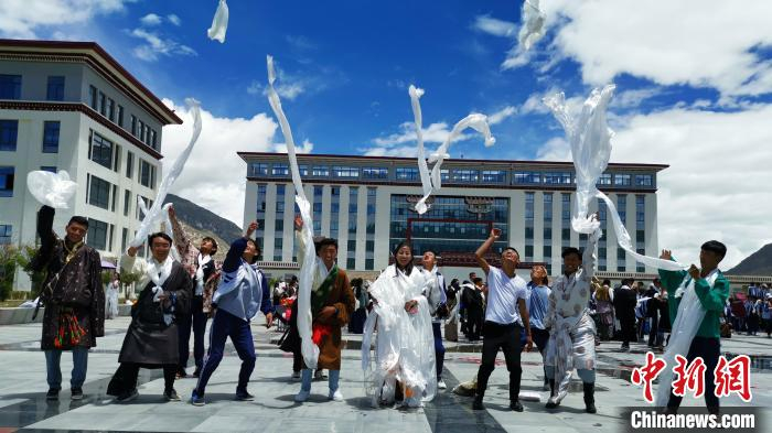 图为7月10日，拉萨一职学生庆祝毕业。　张伟 摄