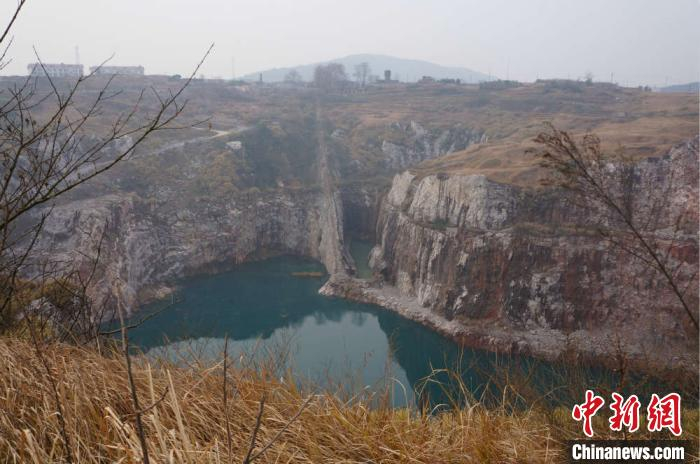 湘江欢乐城前身是一个废弃的百米矿坑。　湖南湘江集团供图 