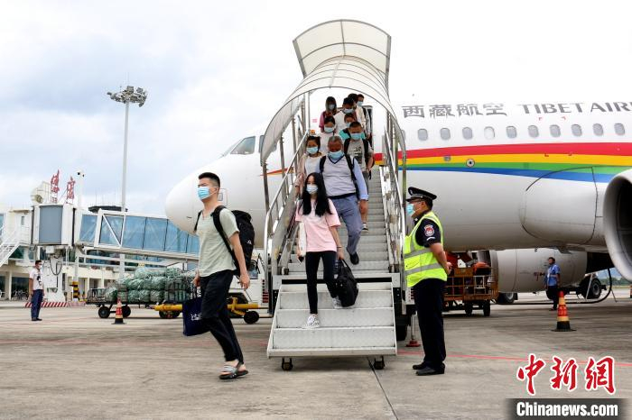 旅客抵达云南德宏芒市机场。　聂渝航 摄