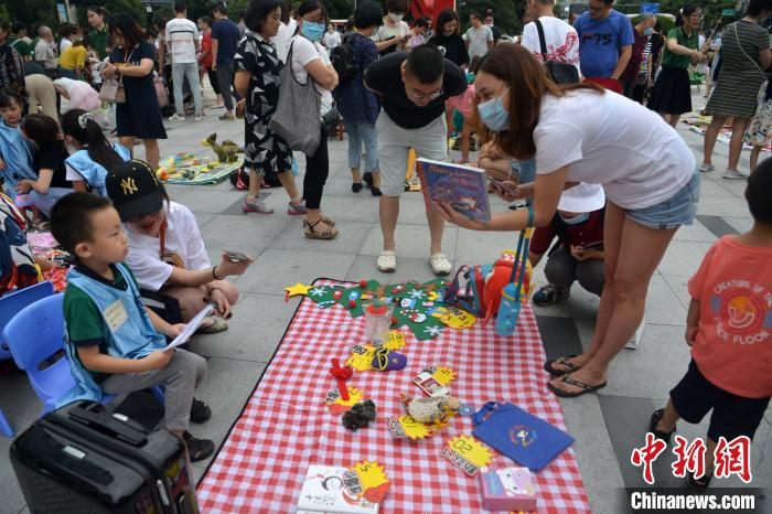 孩子们在“儿童跳蚤市场”上“练摊”。　张浪 摄