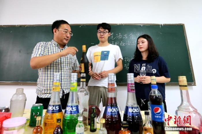 陕西一高校开设品酒课，老师正在讲解鸡尾酒调制。中新社记者 张远 摄
