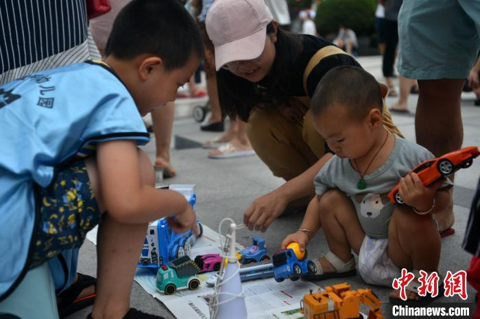孩子们挑选玩具。　张浪 摄