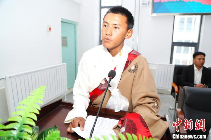 图为次仁多布杰作为优秀毕业生代表发言。拉萨一职 供图