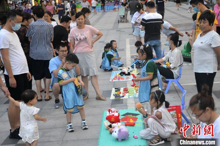 孩子们在“儿童跳蚤市场”上“练摊”。　张浪 摄