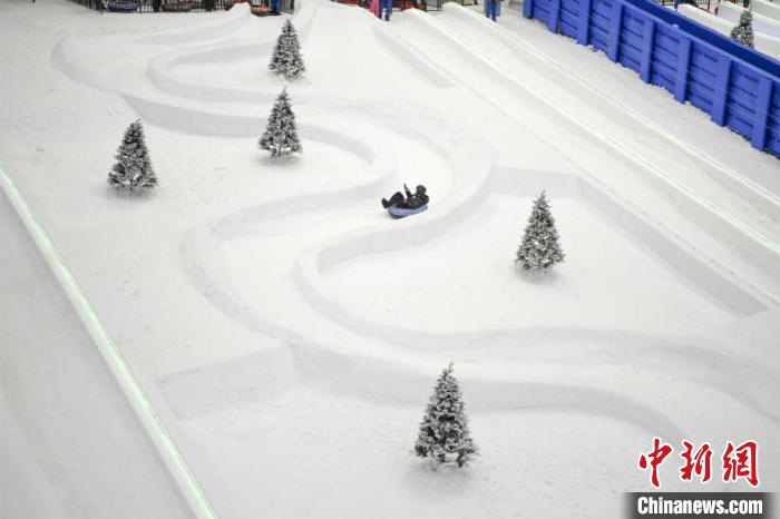 游客在欢乐雪域娱雪。　杨华峰 摄