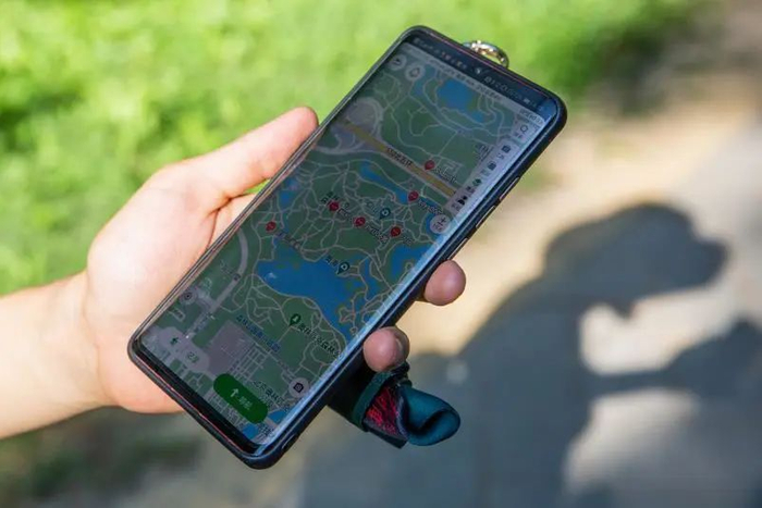  ▲陈雁之正在查看手机地图，寻找红外相机监测点。新京报记者 李凯祥 摄