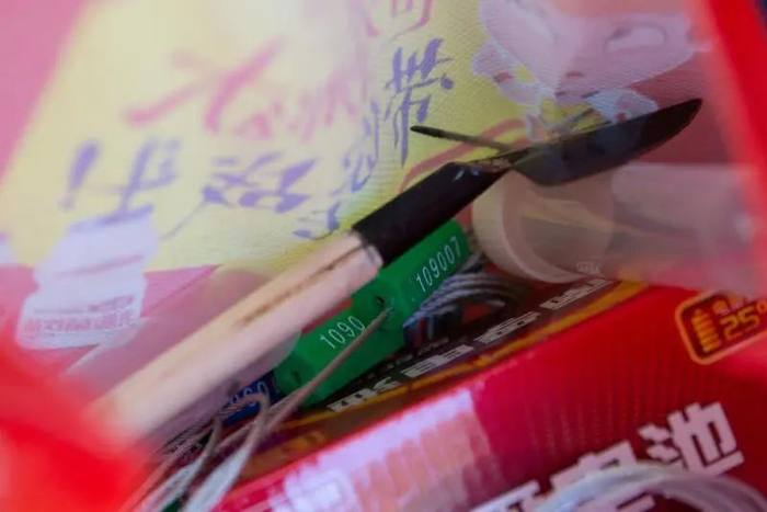  ▲陈雁之随身携带的“叮当小口袋”——红外相机“伴侣”工具。新京报记者 李凯祥 摄