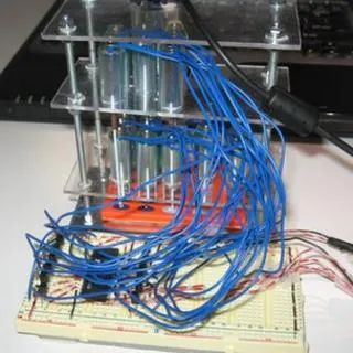 Adrian Furtuna 制造的用于读取银行征信仪器代码的设备。图片来源：BBC