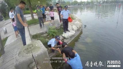 救人现场！聊城一女子跳东昌湖轻生，幸亏他们及时赶到