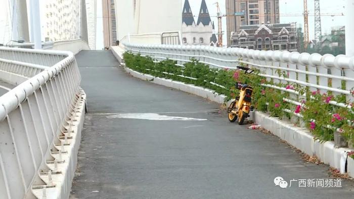 怎么回事？市民反映南宁青山桥上有人乱停共享电动车，影响车辆通行...【930新闻眼】