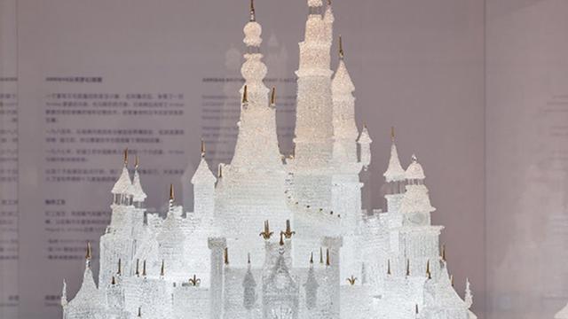 估价45万元！上海玻璃博物馆“玻璃城堡”遭损坏 两孩子已道歉