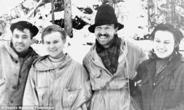 中间两人为柳德米拉和佐洛塔列夫