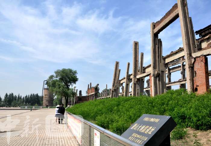 △2018年5月24日，游客在河北省唐山市唐山地震博物馆内参观。中新社发 王科 摄