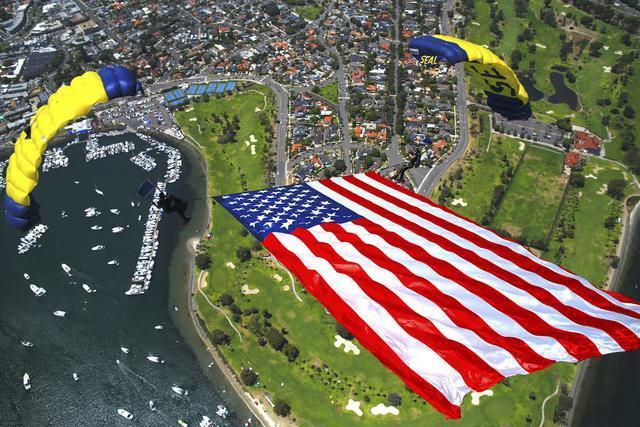 疫情之下美军仍不忘展示国旗，海军跳伞队技能过硬，历史也很悠久