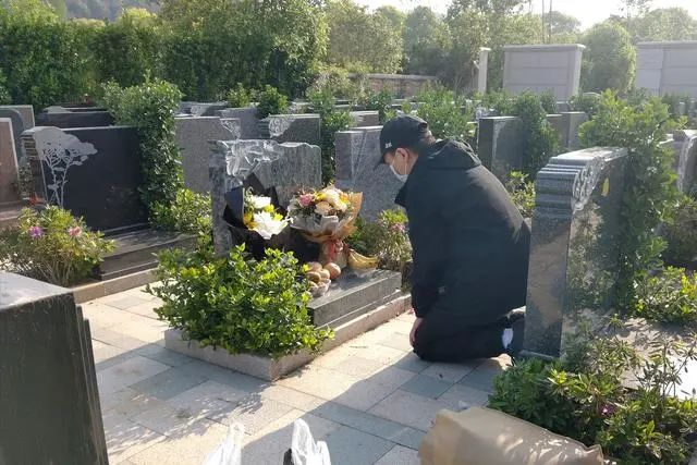  4月16日上午，王涛跪在父亲的墓前。中青报·中青网见习记者 李 强/摄