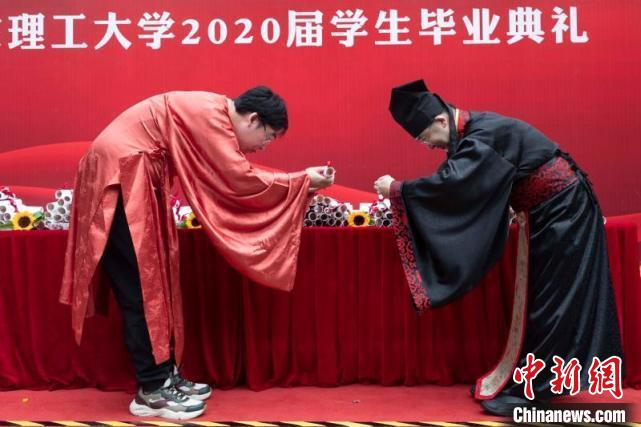 华理化学与分子工程学院王利民教授与学校汉服社学生合作，为今年从课题组毕业的1名博士、4名硕士、3名本科生举办了汉服主题毕业典礼活动。　华理供图
