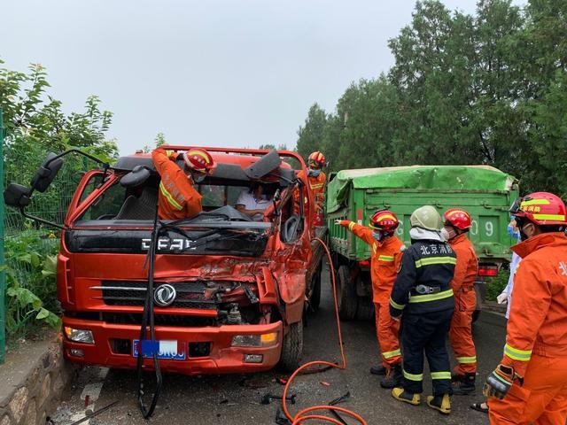 雨天路滑两货车相撞，消防员救出一名被困司机