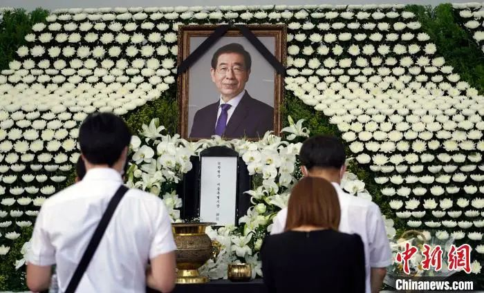 7月11日，首尔市政府大楼外搭建了焚香所供民众吊唁。　曾鼐　摄