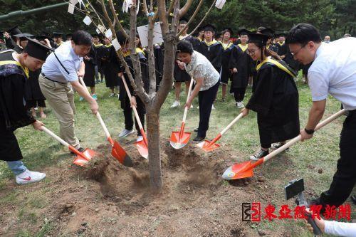 长春理工大学举办毕业生植树纪念活动