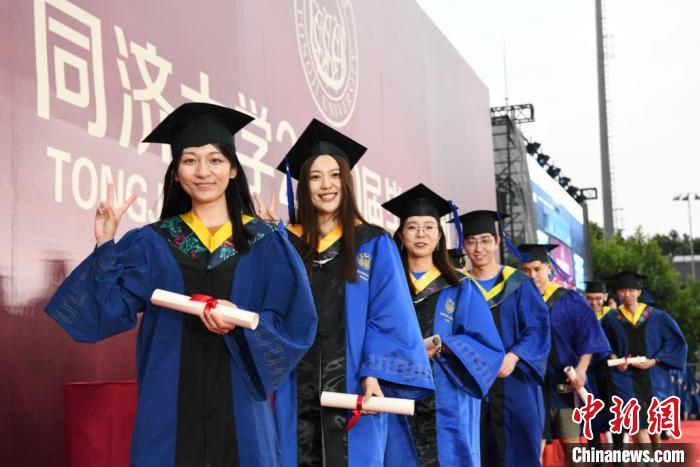 同济大学2020届毕业生接受纪念卷轴、完成拨穗后。　同济大学供图