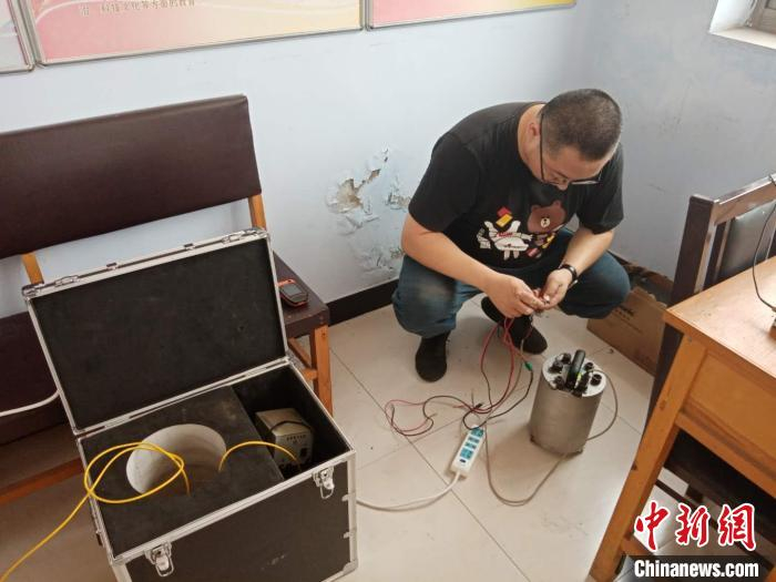 工作人员正在架设流动地震监测设备。河北省地震局供图