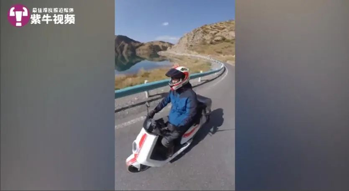  周建兵骑着电动车，来了一趟说走就走的旅行