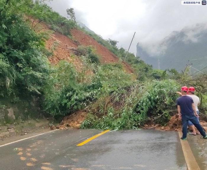 国道319重庆武隆段突发山体滑坡，道路中断