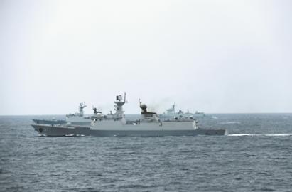 东部战区海军某驱逐舰支队舰艇开赴东海某海域进行训练