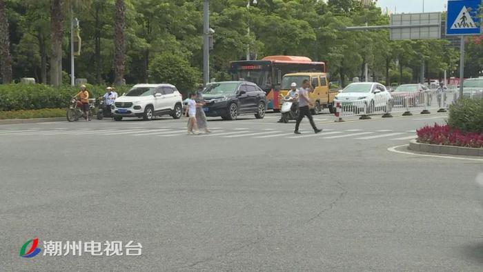 花式过马路？潮州交警现场开罚单！