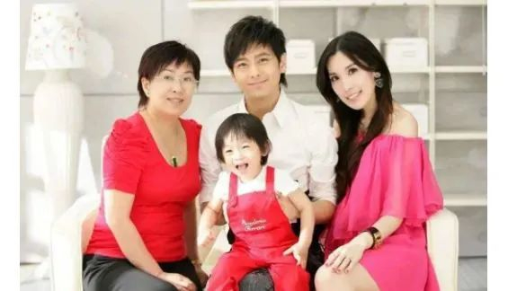 ▲真人秀节目《婆婆和妈妈》中的林志颖与陈若仪夫妇。节目中的女明星虽然生活精致、家庭和睦，却也同样需要面对来自家庭和事业的双重压力。