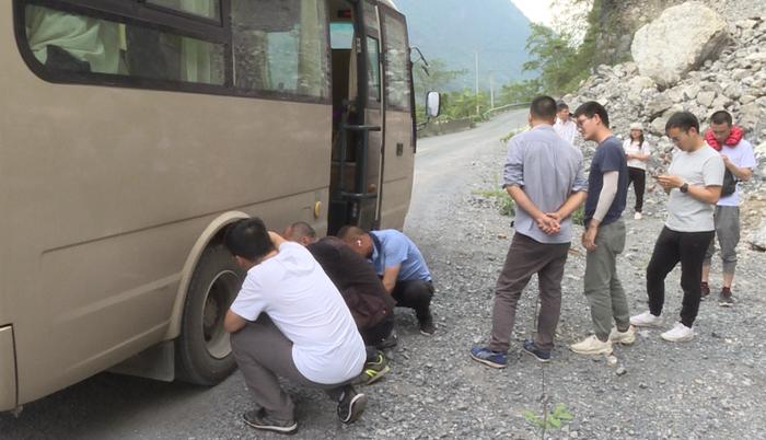 随身背“救命包”，买人身保险…他们用生命在扶贫！ | 走向我们的小康生活⑩