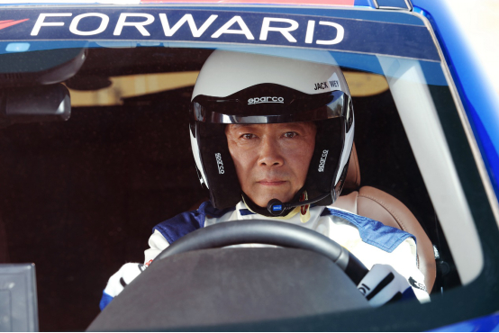 ▲长城汽车董事长魏建军驾驶赛车驰骋大漠。