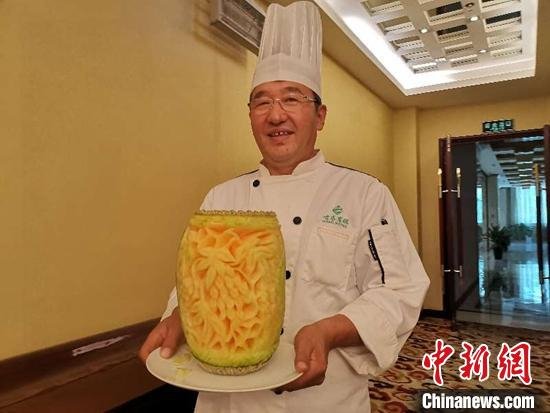 努斯来提·买买提用哈密瓜雕成的作品。　叶翠 摄