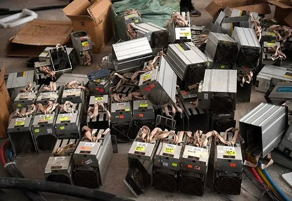 马来西亚警方收缴的比特币矿机 图源：南洋日报