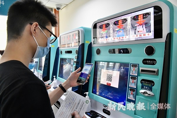图说：浦东新区人民医院各楼层都设置了自助机，可进行预约，挂号等用途，并能通过手机进行支付  新民晚报记者 徐程 摄