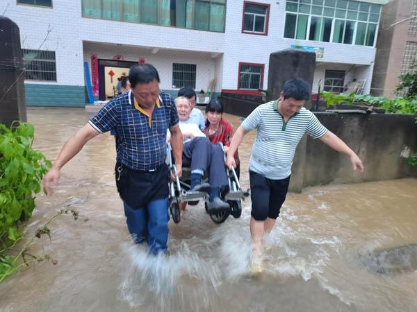 池州市贵池区防汛：天灾难测人心可聚 风雨中大家一起共渡难关