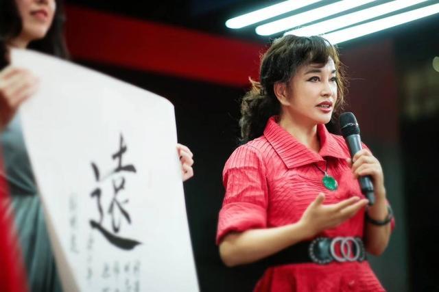 刘晓庆举办书法展，穿红裙大气优雅，也不再刻意掩饰皱纹了！